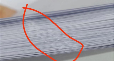 通过输稿器复印，副本一侧有刮痕